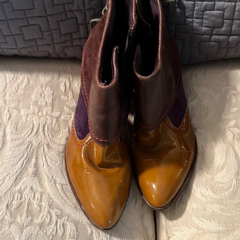True Religion size 6 women’s ankle booties. To narrow. Worn maybe twice.